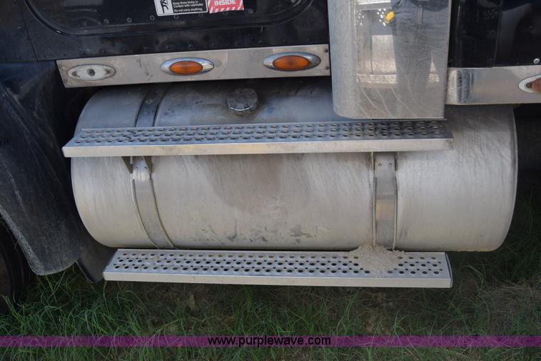 image for item J7225 2007 International 9400i semi truck