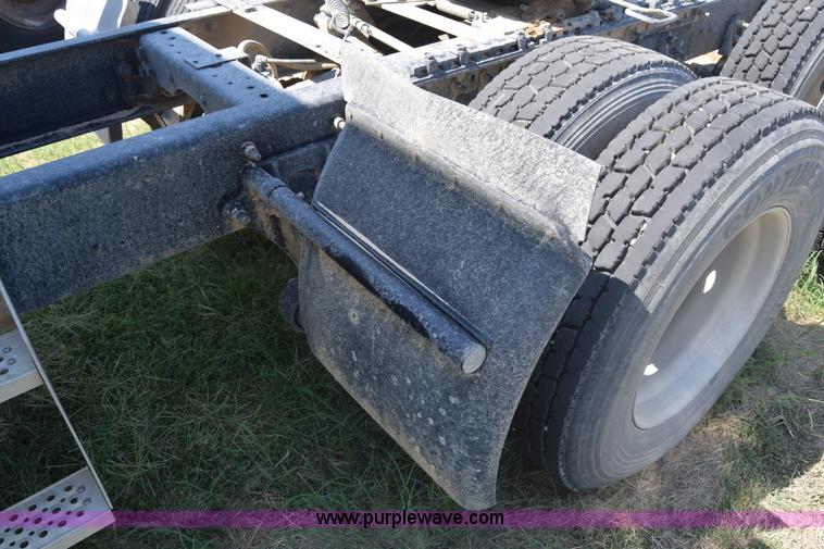 image for item J7225 2007 International 9400i semi truck