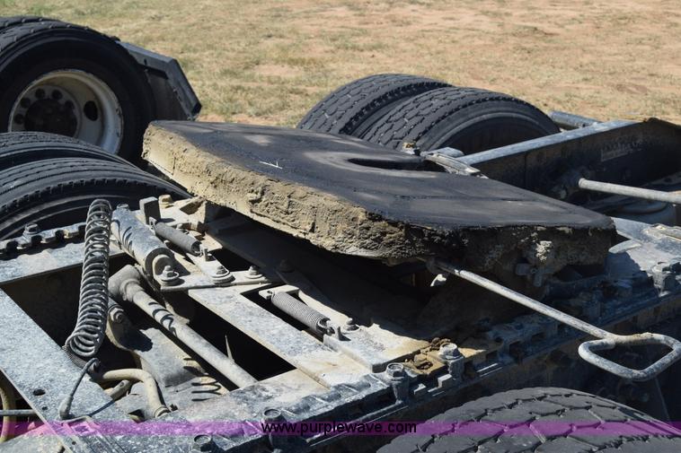 image for item J7225 2007 International 9400i semi truck