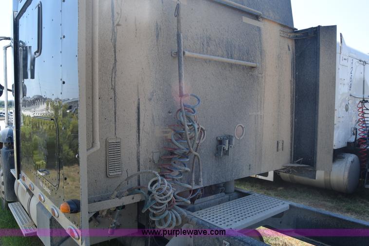 image for item J7225 2007 International 9400i semi truck