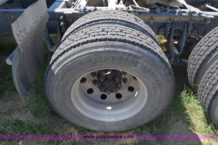 image for item J7225 2007 International 9400i semi truck