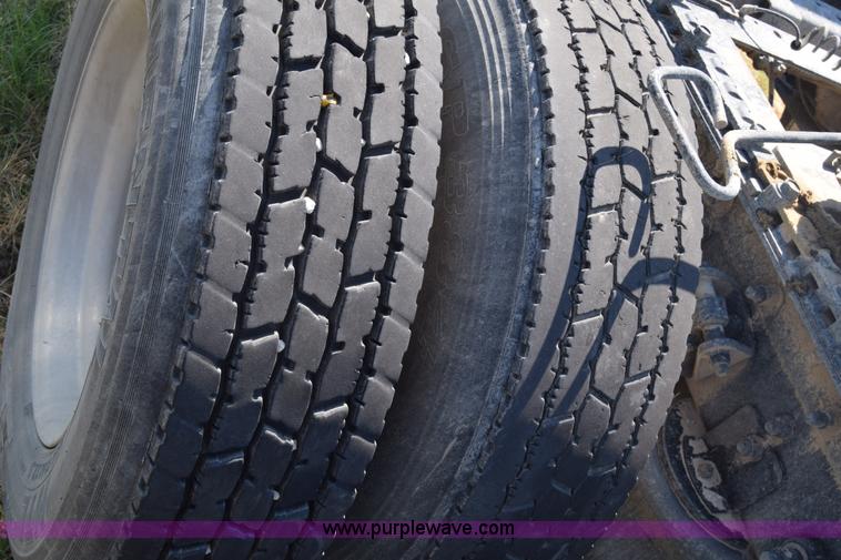 image for item J7225 2007 International 9400i semi truck