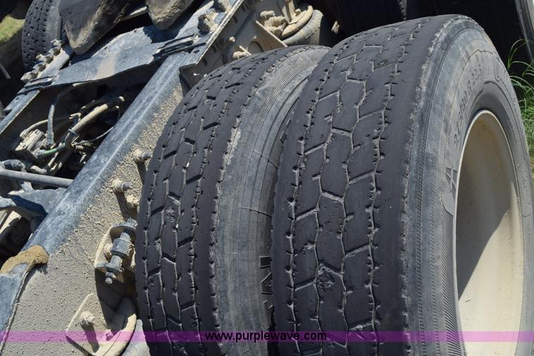 image for item J7225 2007 International 9400i semi truck