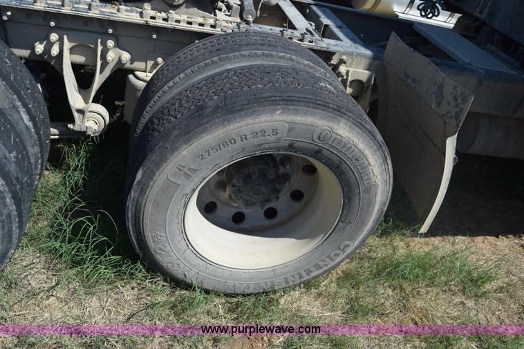 image for item J7225 2007 International 9400i semi truck