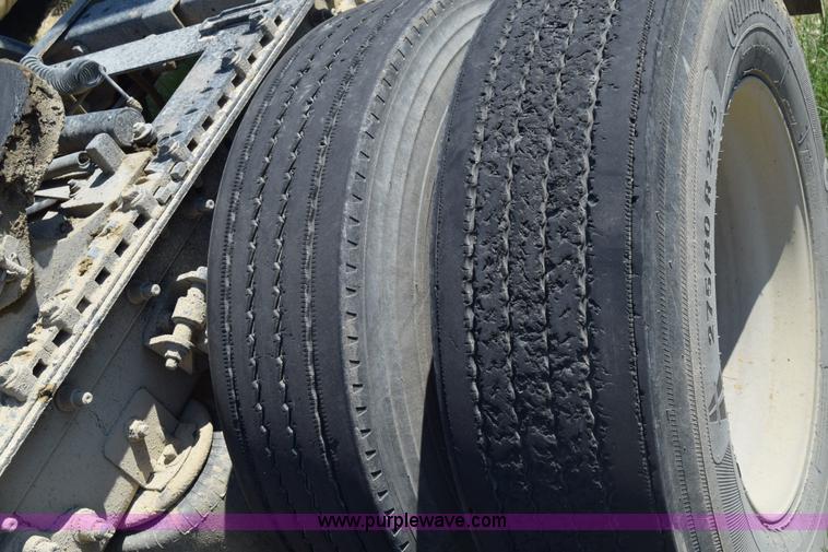 image for item J7225 2007 International 9400i semi truck