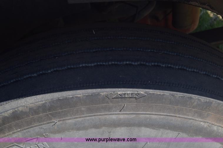 image for item J7225 2007 International 9400i semi truck