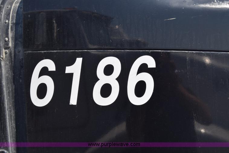 image for item J7225 2007 International 9400i semi truck