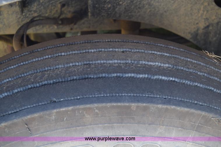 image for item J7225 2007 International 9400i semi truck