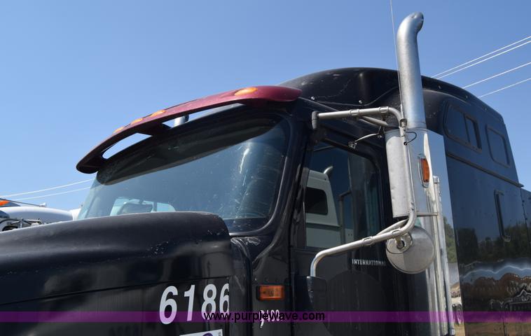 image for item J7225 2007 International 9400i semi truck