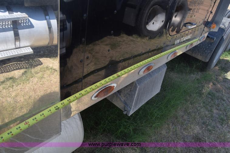 image for item J7225 2007 International 9400i semi truck