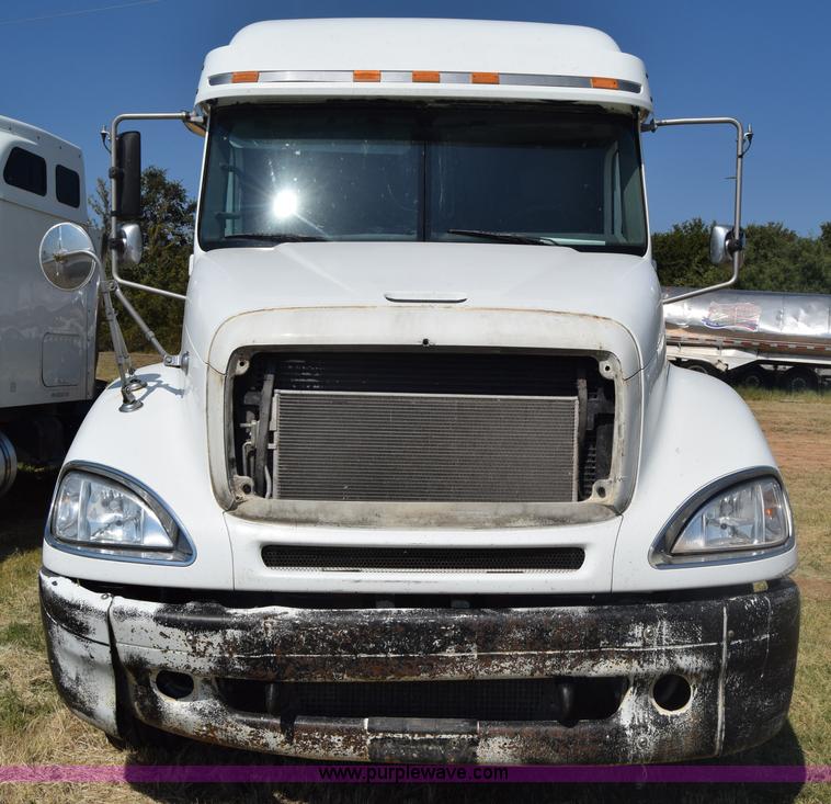 image for item J7226 2004 Freightliner Columbia semi truck