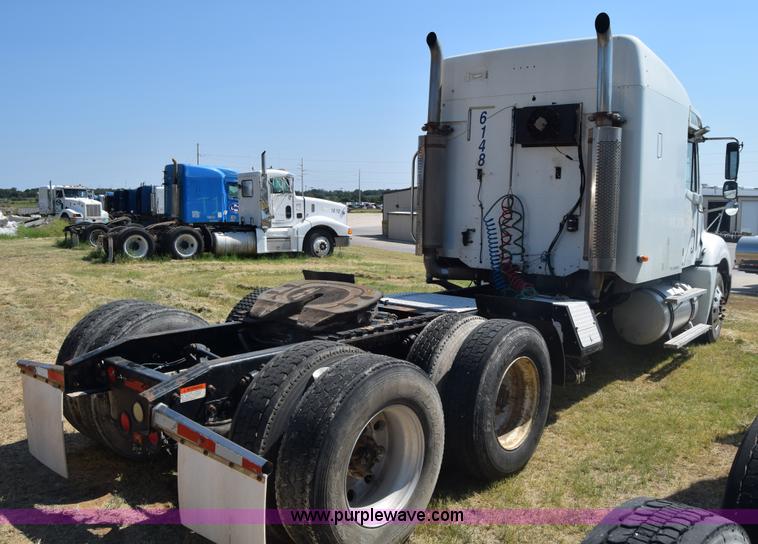 image for item J7226 2004 Freightliner Columbia semi truck