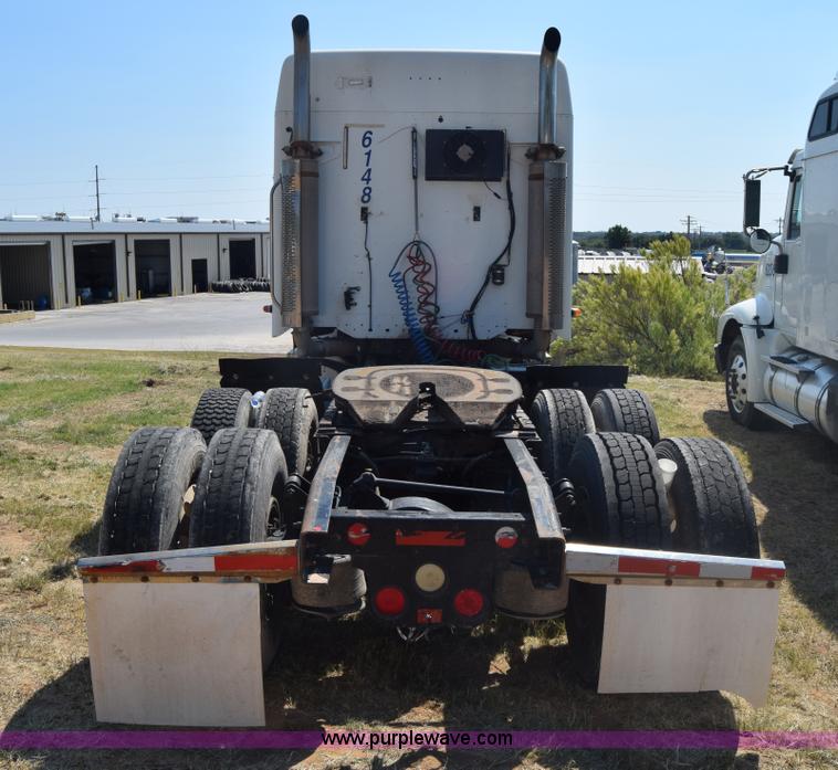 image for item J7226 2004 Freightliner Columbia semi truck