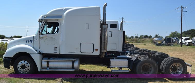 image for item J7226 2004 Freightliner Columbia semi truck