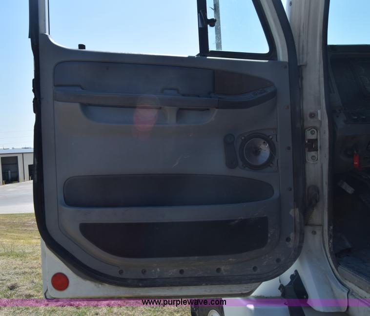 image for item J7226 2004 Freightliner Columbia semi truck