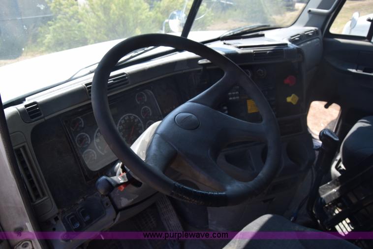 image for item J7226 2004 Freightliner Columbia semi truck