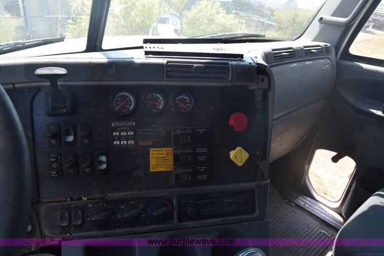 image for item J7226 2004 Freightliner Columbia semi truck