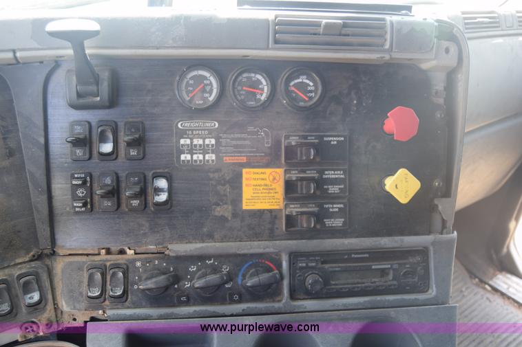 image for item J7226 2004 Freightliner Columbia semi truck