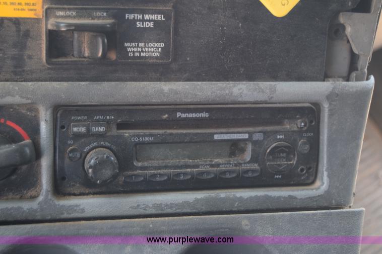 image for item J7226 2004 Freightliner Columbia semi truck