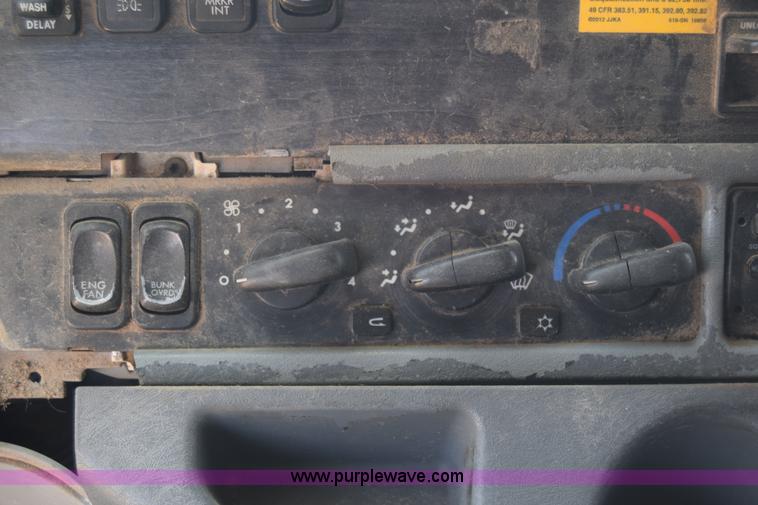 image for item J7226 2004 Freightliner Columbia semi truck