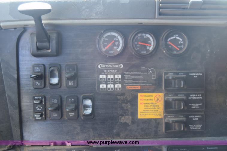 image for item J7226 2004 Freightliner Columbia semi truck