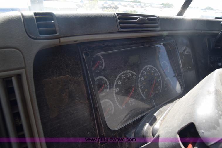 image for item J7226 2004 Freightliner Columbia semi truck