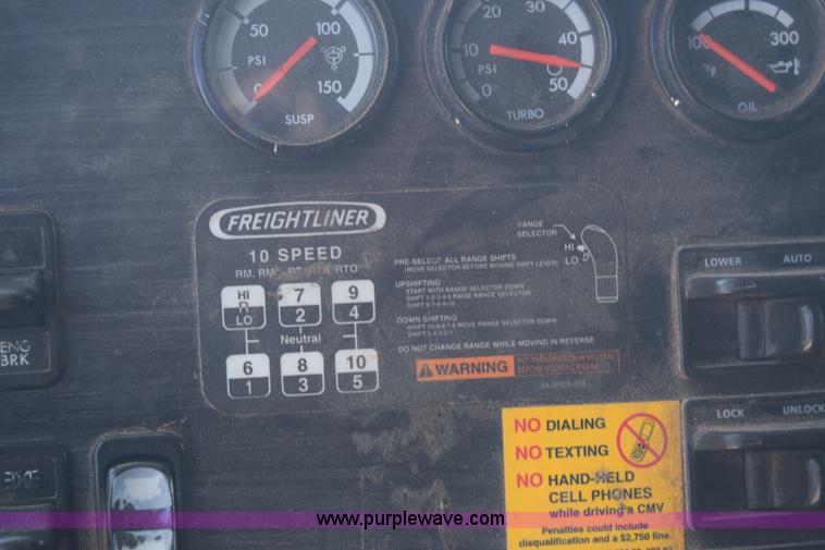 image for item J7226 2004 Freightliner Columbia semi truck