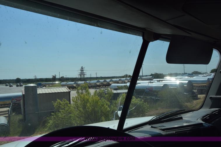 image for item J7226 2004 Freightliner Columbia semi truck