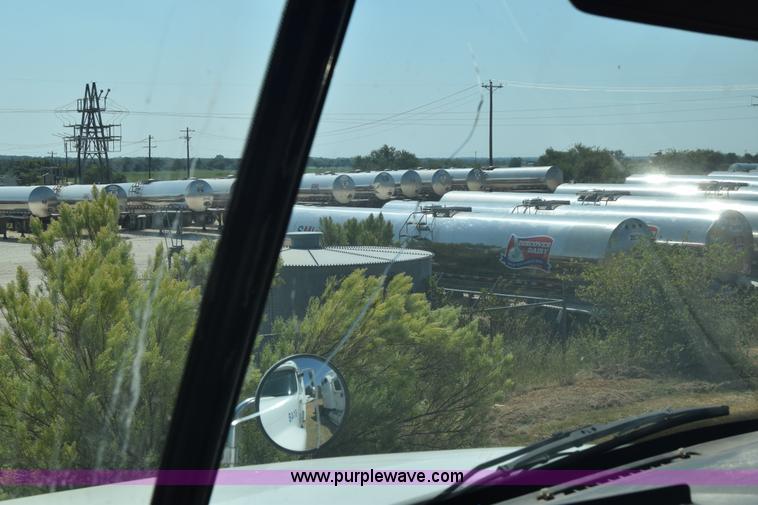 image for item J7226 2004 Freightliner Columbia semi truck