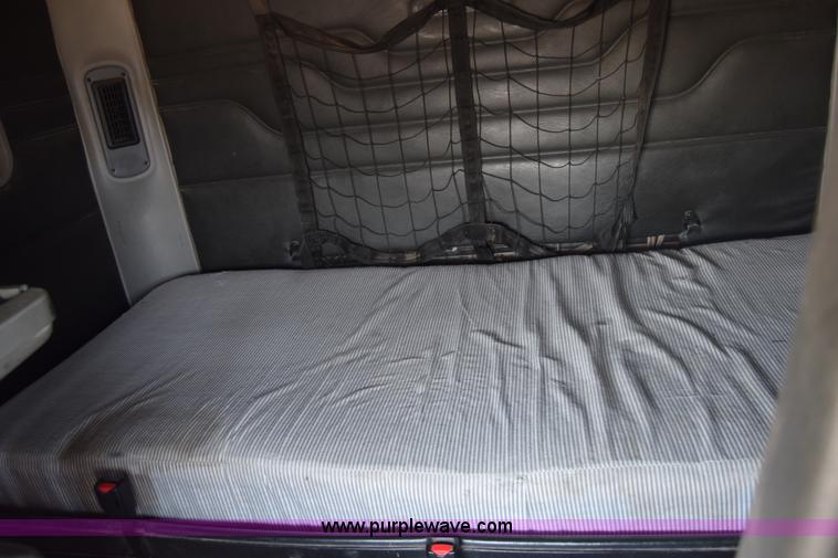 image for item J7226 2004 Freightliner Columbia semi truck