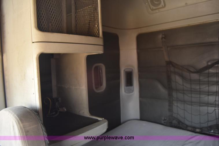 image for item J7226 2004 Freightliner Columbia semi truck