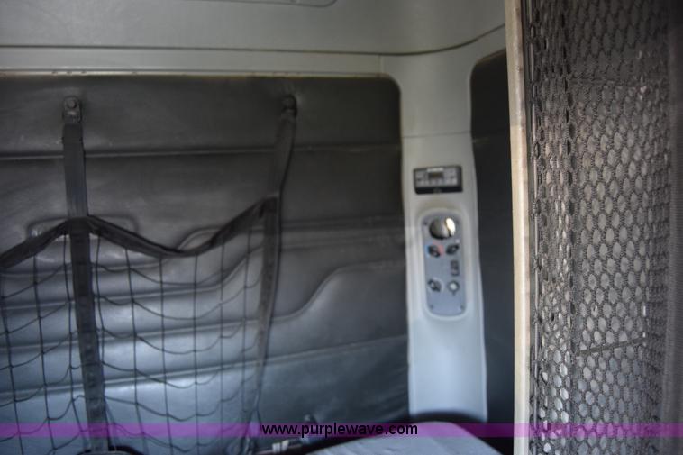 image for item J7226 2004 Freightliner Columbia semi truck