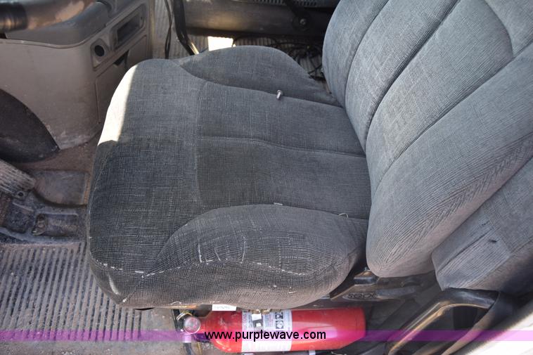 image for item J7226 2004 Freightliner Columbia semi truck