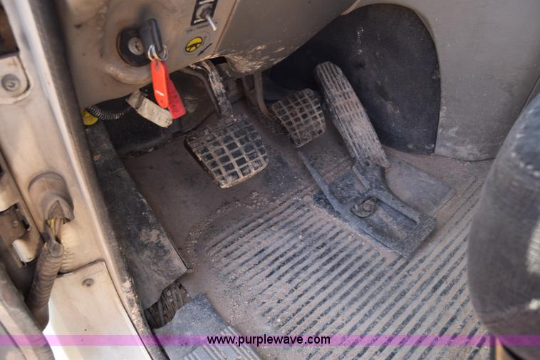 image for item J7226 2004 Freightliner Columbia semi truck