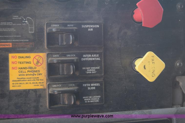 image for item J7226 2004 Freightliner Columbia semi truck