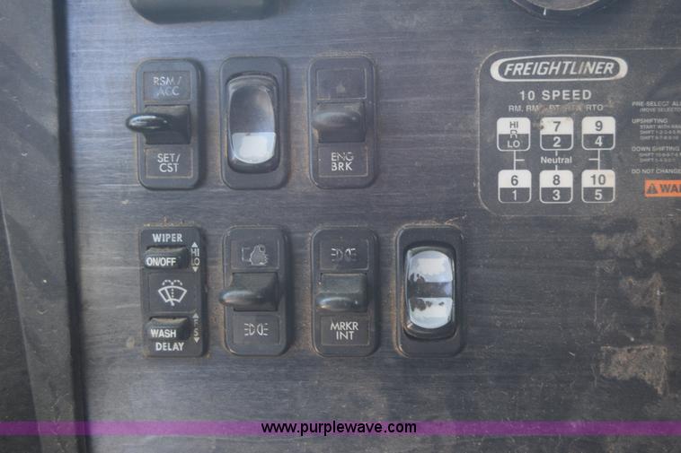 image for item J7226 2004 Freightliner Columbia semi truck