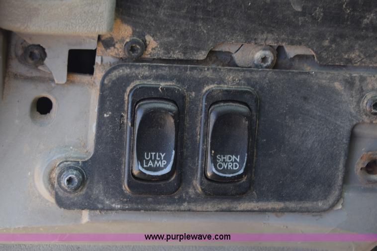 image for item J7226 2004 Freightliner Columbia semi truck