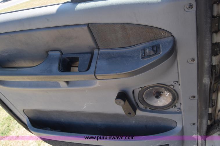 image for item J7226 2004 Freightliner Columbia semi truck