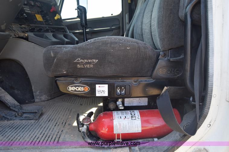 image for item J7226 2004 Freightliner Columbia semi truck