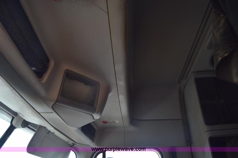 image for item J7226 2004 Freightliner Columbia semi truck