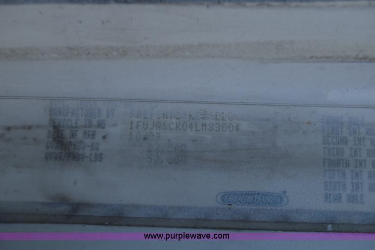 image for item J7226 2004 Freightliner Columbia semi truck