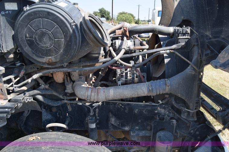 image for item J7226 2004 Freightliner Columbia semi truck