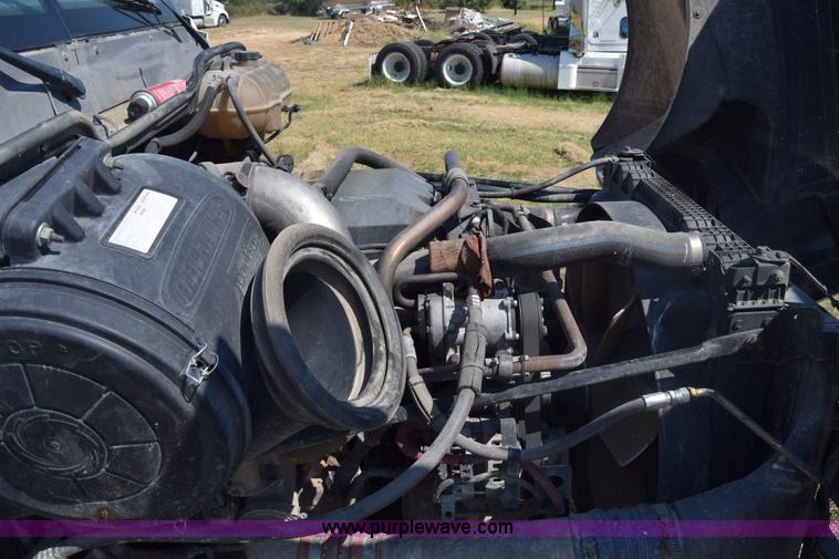 image for item J7226 2004 Freightliner Columbia semi truck