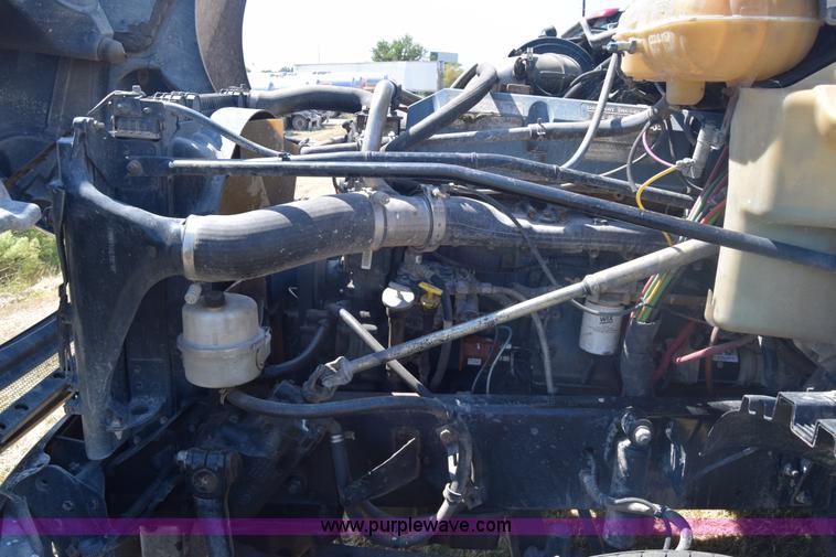 image for item J7226 2004 Freightliner Columbia semi truck