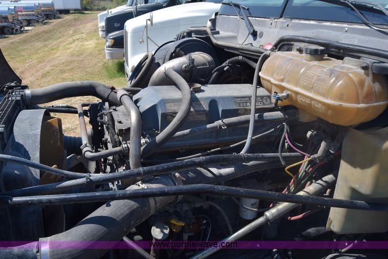 image for item J7226 2004 Freightliner Columbia semi truck