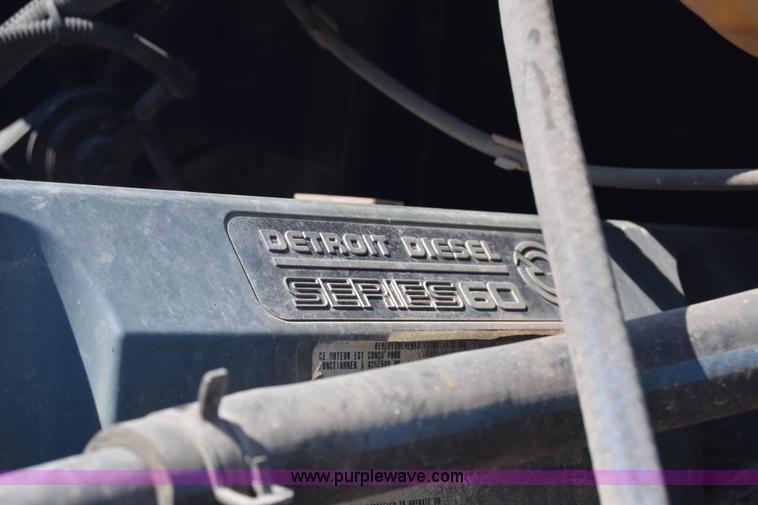 image for item J7226 2004 Freightliner Columbia semi truck