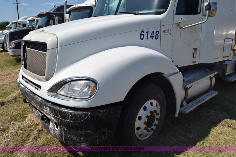 image for item J7226 2004 Freightliner Columbia semi truck