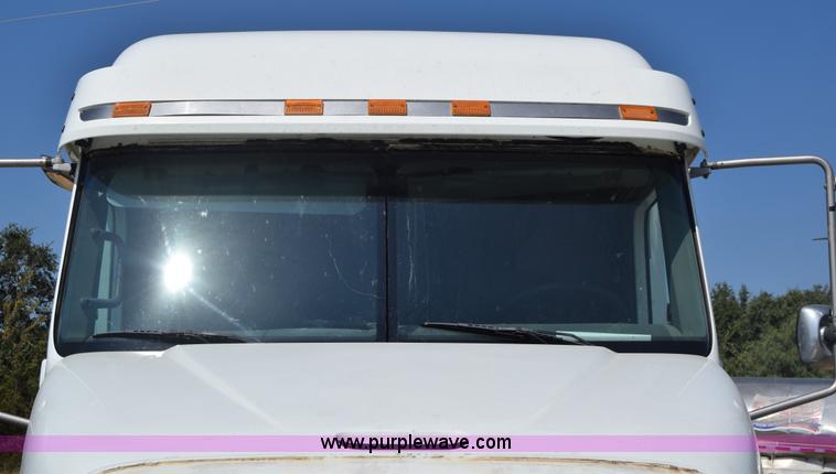 image for item J7226 2004 Freightliner Columbia semi truck