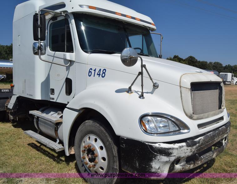 image for item J7226 2004 Freightliner Columbia semi truck