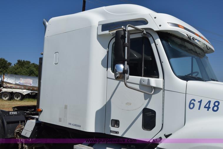 image for item J7226 2004 Freightliner Columbia semi truck